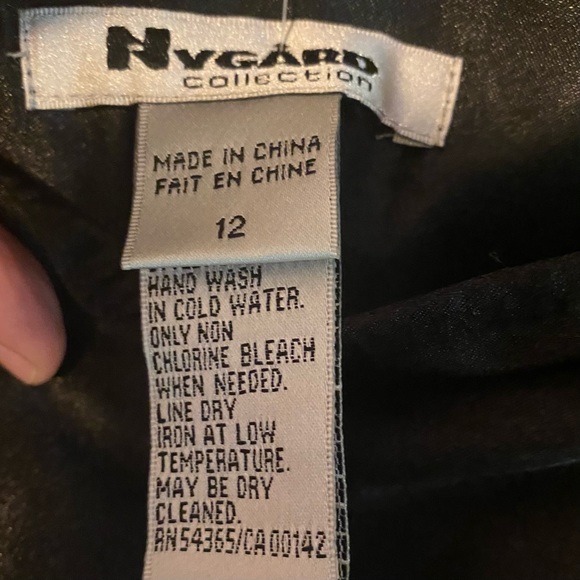 Elegant Black and Gold Skirt - Picture 7 of 8